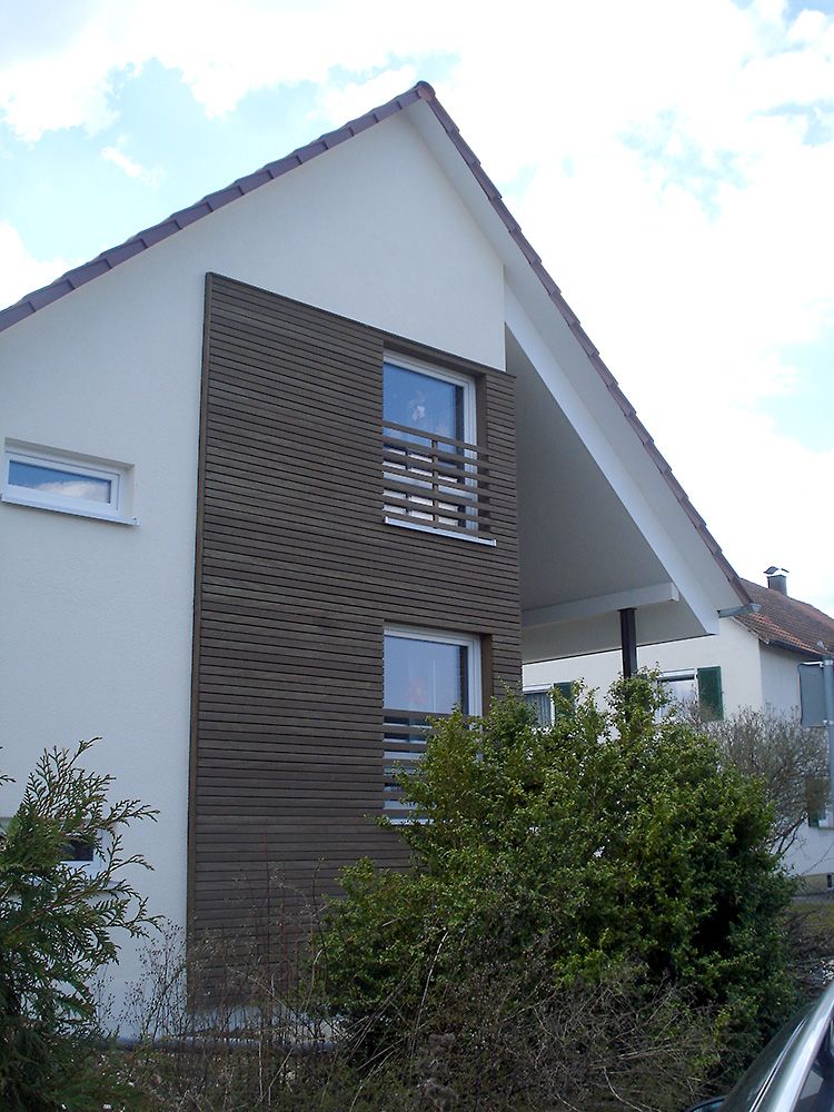 Einfamilienhaus – Fertige Fassade mit Holzverblendung